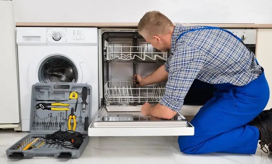 Pendik Smeg servisi teknisyen ekibi beyaz eşya tamiri yaparken